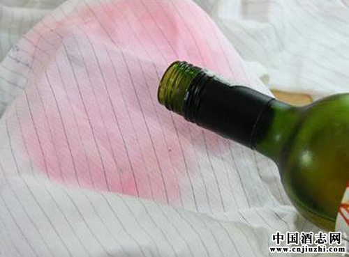 葡萄酒灑在衣物上了應怎么清洗