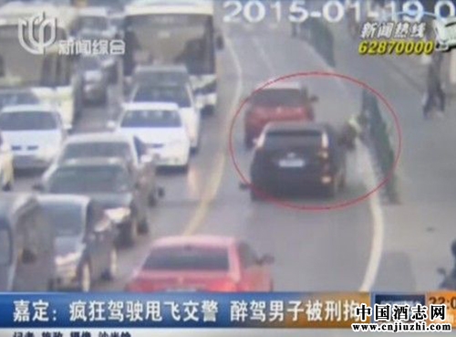 司機醉駕頂交警狂奔 撞車將其甩出10米遠(圖)