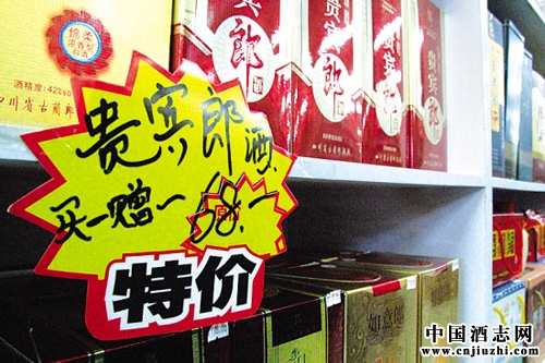 食用油降價促銷 高檔白酒打出親民價格仍賣不動