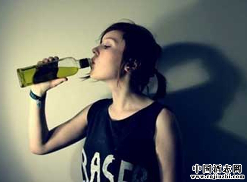 忌借酒精入睡