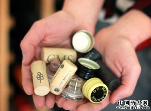 葡萄酒的軟木塞拔出后如何塞回去?