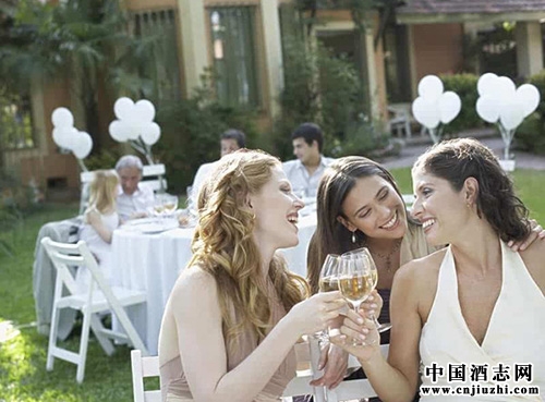 女性和白葡萄酒