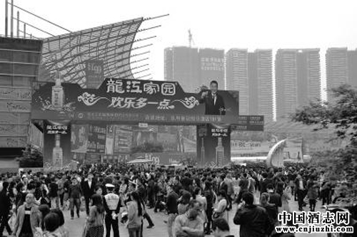 經銷商追捧上市酒企 半天填滿4張表格排隊談生意