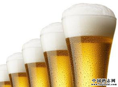 啤酒要帶泡沫喝才避暑哦