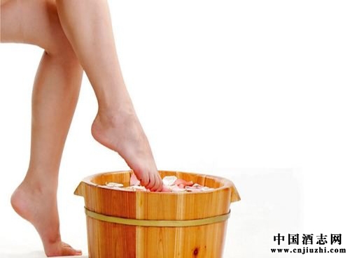 品酒養(yǎng)生:白酒泡腳可以養(yǎng)生嗎?用酒泡腳究竟有沒有什么好處?