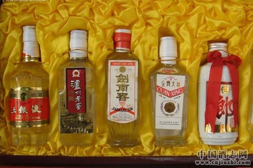 川酒進夜場五糧液挑大梁,70余款新生代酒品齊亮相