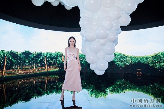 知名女演員霍思燕在“邑園漫步”展區(qū)“穿越”法國(guó)干邑區(qū)